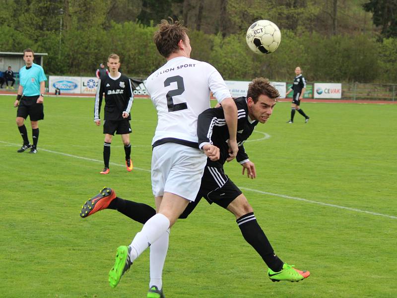 Zápas Fortuna divize skupiny A TJ Sušice (bílí) vs. MFK Dobříš. Výsledek 1:3.