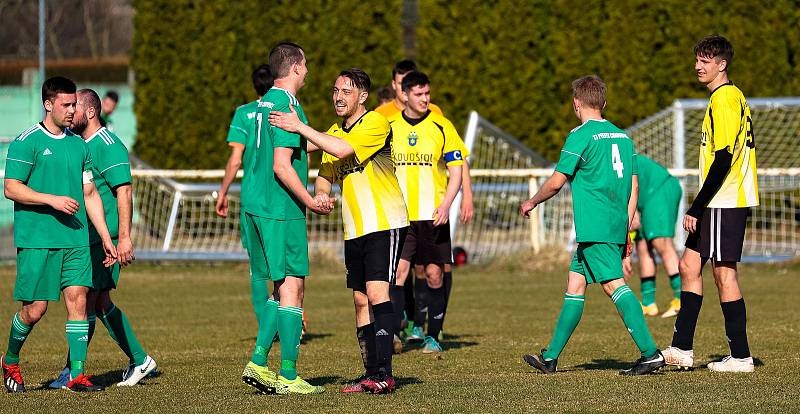 14. kolo I. B třídy: FK Horažďovice (žlutí) vs. Chanovice 3:2.