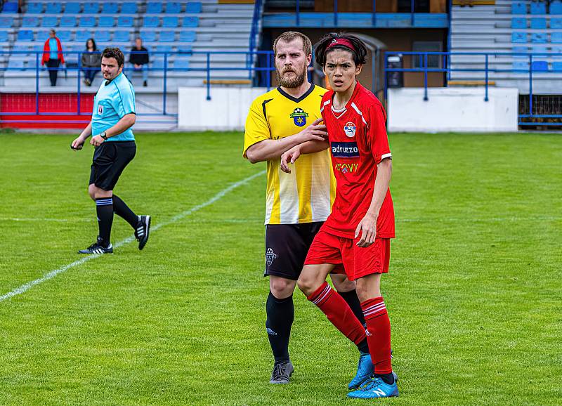 Fotbalisté FK Horažďovice (na archivním snímku hráči ve žlutých dresech) otočili nedělní domácí zápas se soupeřem z Bolešin.