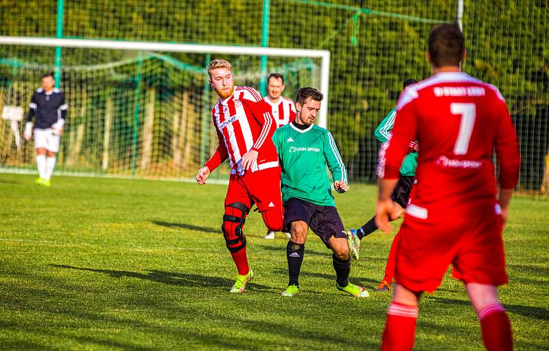 Fotbalisté TJ Start Luby (na archivním snímku hráči v červených dresech) nestačili v sobotním utkání 25. kola I. A třídy na Kralovice, kterým podlehli 1:4.