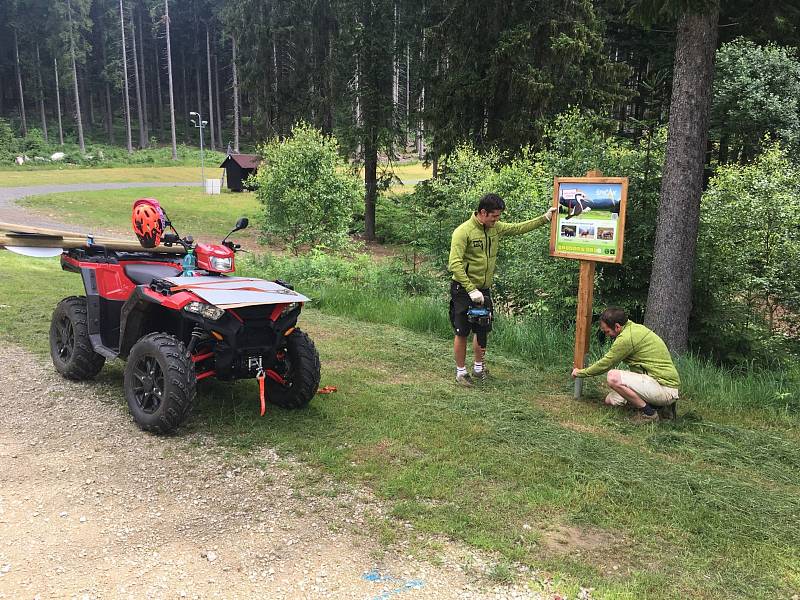 Ski&Bike Špičák připravil novou stezku pro turisty a doskočiště pro bikery.