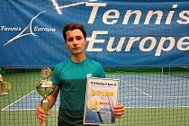 TALENTOVANÝ TENISTA Lukáš Janoušek pózuje s pohárem a diplomem za druhé místo vybojované v prestižním turnaji Tennis Europe v Jablonci nad Nisou.