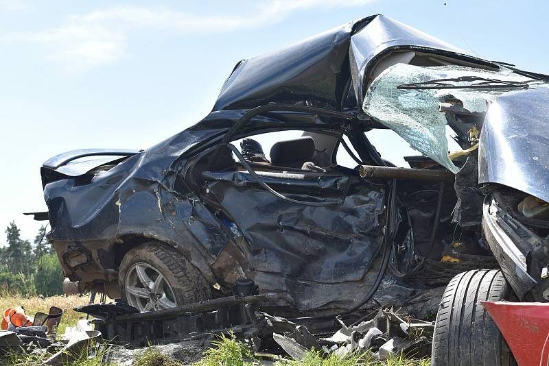 Střet dvou vozů u Velkého Boru, při němž zemřel mladý řidič a další dva lidé byli zraněni.