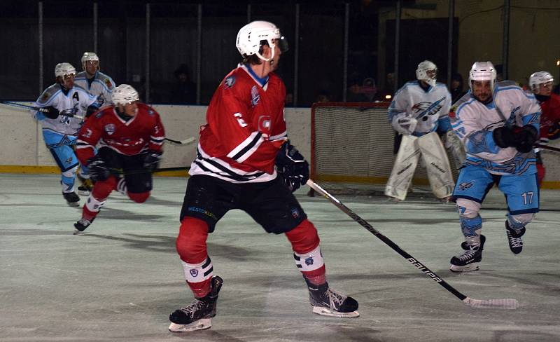 2. liga, skupina západ (nadstavba B, 6. kolo - Winter Classic): SHC Klatovy (hokejisté v červených dresech) vs. HC Stadion Cheb.