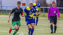 IV. třída, skupina A: SK Kovodružstvo Strážov B (černo-zelení) - Sokol Neznašovy (modré dresy) 1:3.