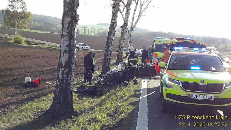 Klatovan zdemoloval luxusní sporťák o strom, k nehodě letěl vrtulník