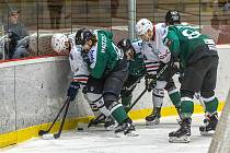 Hokejisté SHC Klatovy (na archivním snímku hráči v bílých dresech) prohráli dvacáté utkání v sezoně. Tentokrát doma nestačili na Děčín (3:4).