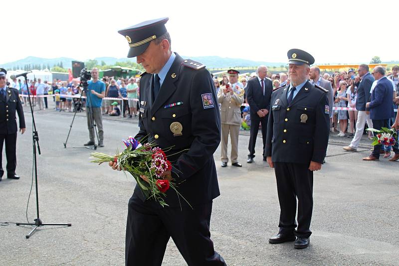 Odhalení pamětní desky Josefu Hubáčkovi a nového názvu letiště v Klatovech.