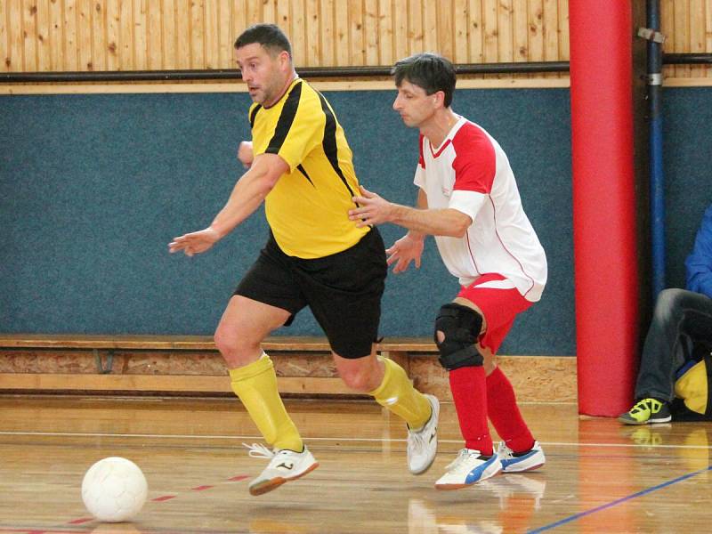 Zimní amatérská liga: Draci Klatovy (bíločervené dresy) - FC BS Stars Klatovy 4:4