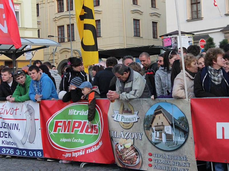 Předstartovní show k rallye na náměstí v Klatovech.