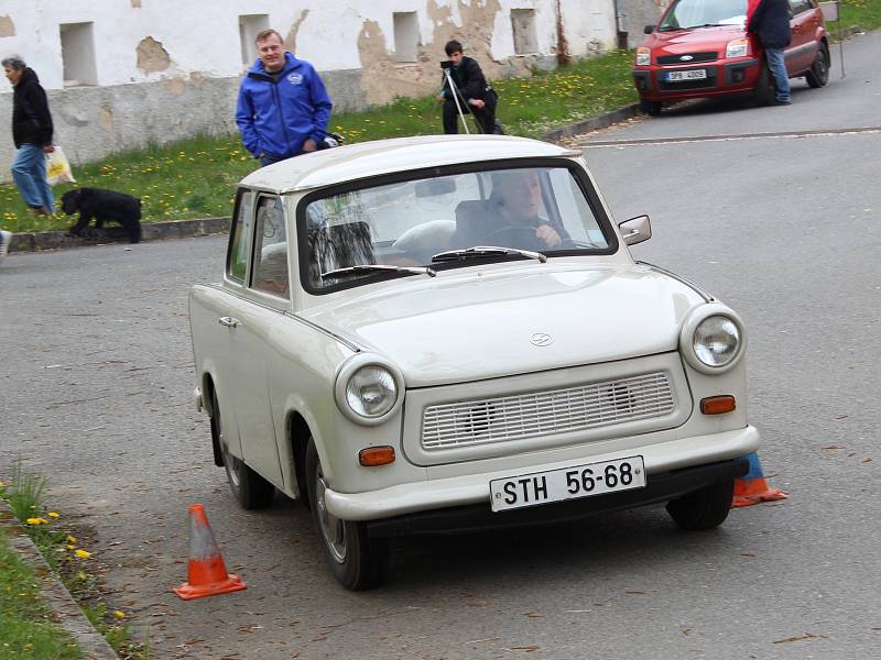 Sraz AMK Trabant Plzeň k 50. výročí klubu, jízda zručnosti v Běšinech