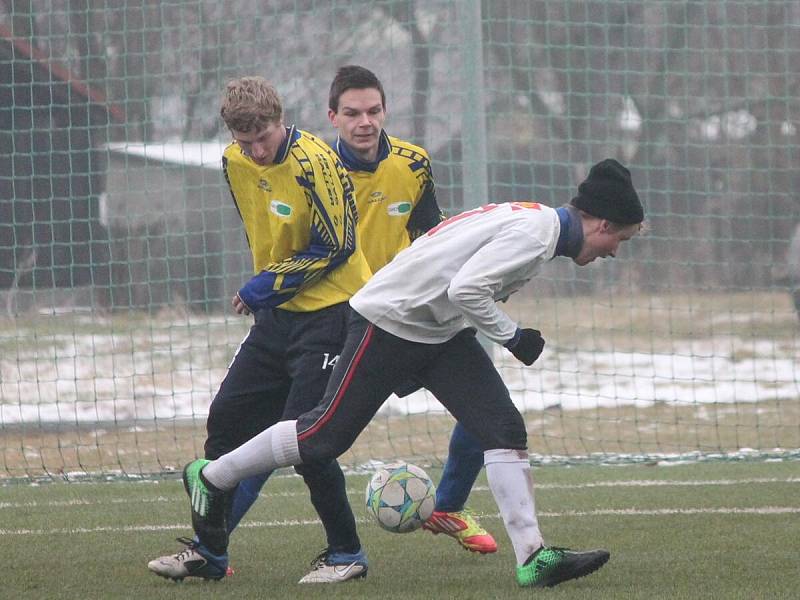 Zimní turnaj mužů v Sušici: Sušice (ve žlutém) - Horažďovice 1:1.