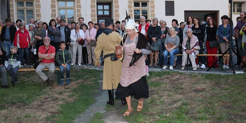 Večerní prohlídky města Klatov s oživenými historickými obrazy nazvané  Za tajemstvím klatovských ulic 3.