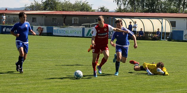 25. kolo krajského přeboru starších žáků: SK Klatovy 1898 (červení) - TJ START Luby (hráči v modrých dresech) 9:2 (4:2).