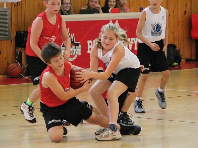 Junior NBA League 2016: Houston Rockets (ZŠ Klatovy, Plánická ul, červené dresy) - Dallas Mavericks (ZŠ Švihov) 24:27 