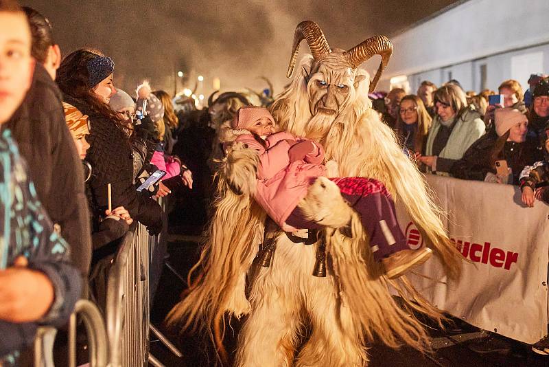 Krampusové v Klatovech - největší pekelná show na západě Čech se odehrála v sobotu 3. prosince večer. Desítky hrůzu nahánějících čertisek původem z rakouských Alp děsily malé i některé větší návštěvníky, kterých se sešlo opravdu mnoho.