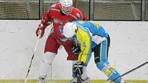 Hokejisté HC Klatovy B (v červeném) prohráli v odvetě čtvrtfinále krajské ligy s Kaznějovem 4:7 po samostatných nájezdech. 