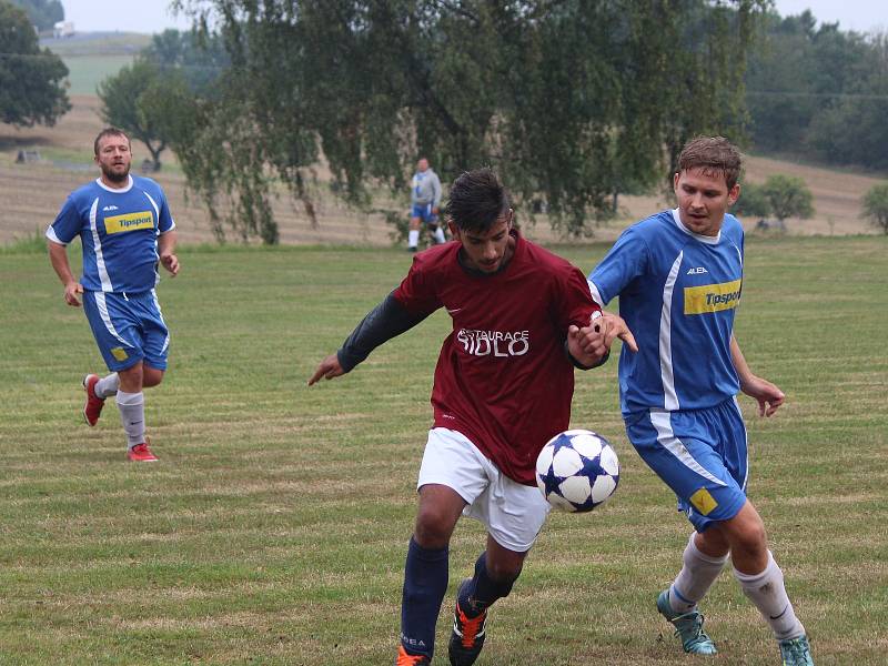 Fotbalisté Dlažova (na archivním snímku hráči v červeném) poprvé letos zvítězili.