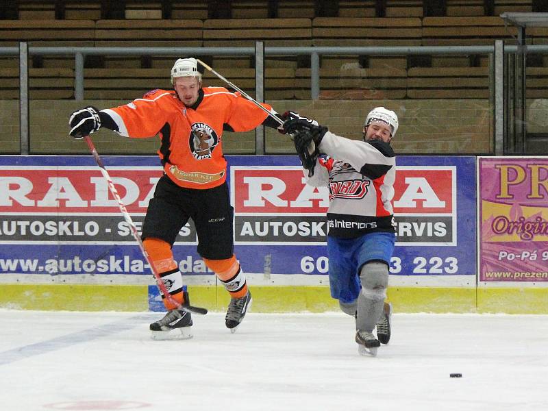 Vizi Auto (šedé dresy) porazilo Tango a vyskočilo na úplný trůn Šumavské ligy amatérského hokeje.