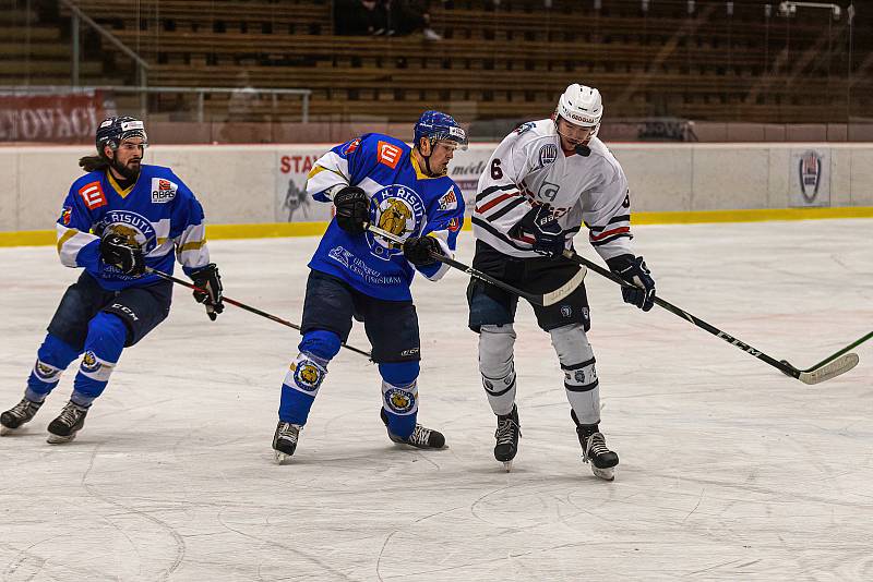 2. liga, skupina Západ (3. kolo): SHC Klatovy (na snímku hokejisté v bílých dresech) - HC Řisuty 6:3 (3:0, 1:1, 2:3).