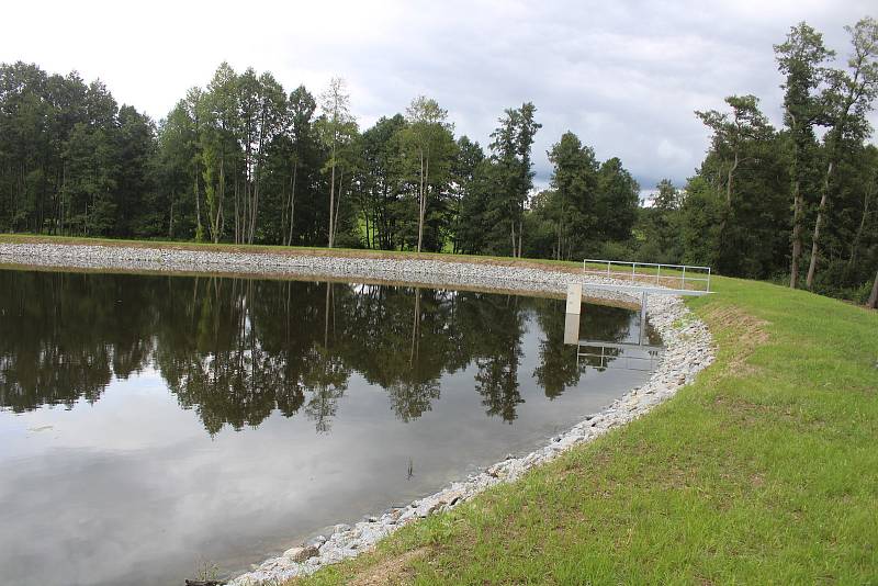 Slavnostní otevření nádrže na zadržení vody v přírodě v Pačejově.