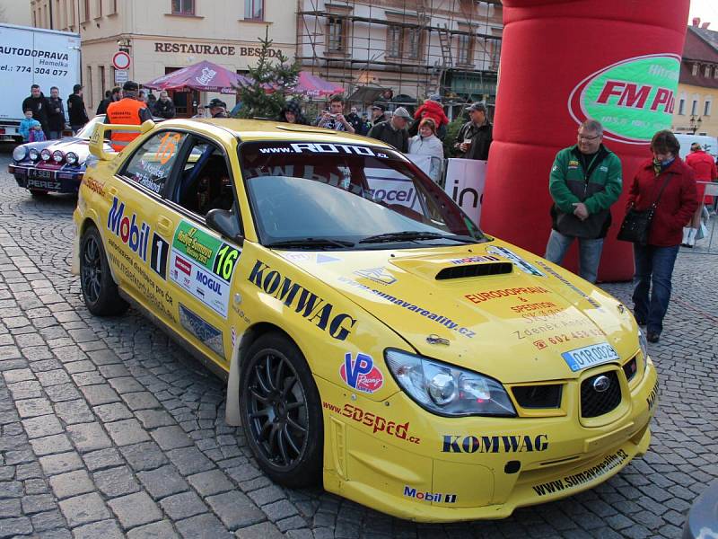 Předstartovní show k rallye na náměstí v Klatovech.