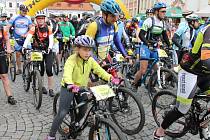 Na trasu 45 km cyklomaratonu Author Král Šumavy 2015 odstartovali v Klatovech bikeři 30. května v 10 hodin.