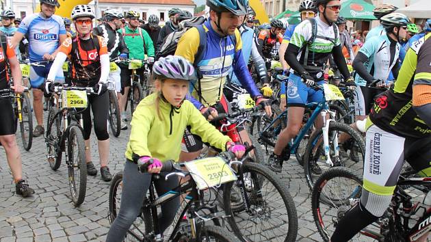 Na trasu 45 km cyklomaratonu Author Král Šumavy 2015 odstartovali v Klatovech bikeři 30. května v 10 hodin.