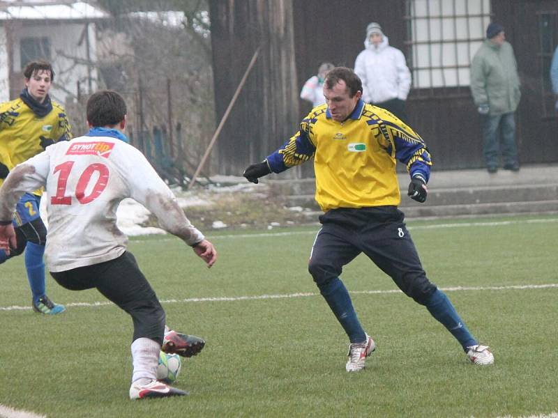 Zimní turnaj mužů v Sušici: Sušice (ve žlutém) - Horažďovice 1:1.