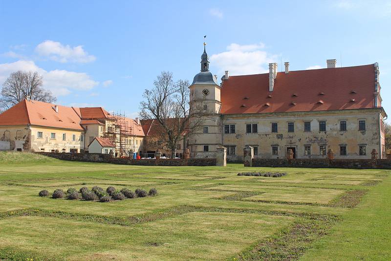 Zahrady a stavební úpravy zámku v Červeném Poříčí.