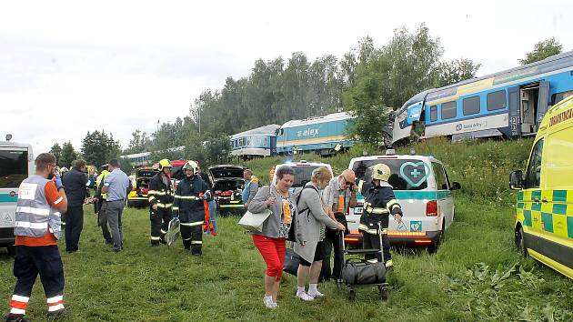 Od srážky vlaků v neděli večer u Horažďovic, která mohla mít fatální následky, dělilo soupravy 650 metrů. Snímek je z letošní tragické srážky v Milavčích na Domažlicku, kde zemřeli tři lidé.