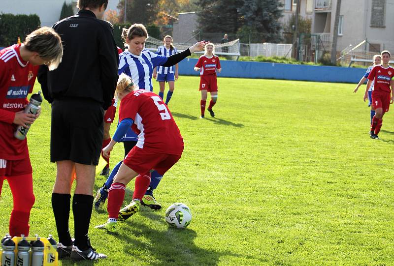 9. kolo divize žen, skupina C: SK Klatovy 1898 (na snímku fotbalistky v červených dresech) - TJ Jiskra Domažlice 1:1 (1:0).