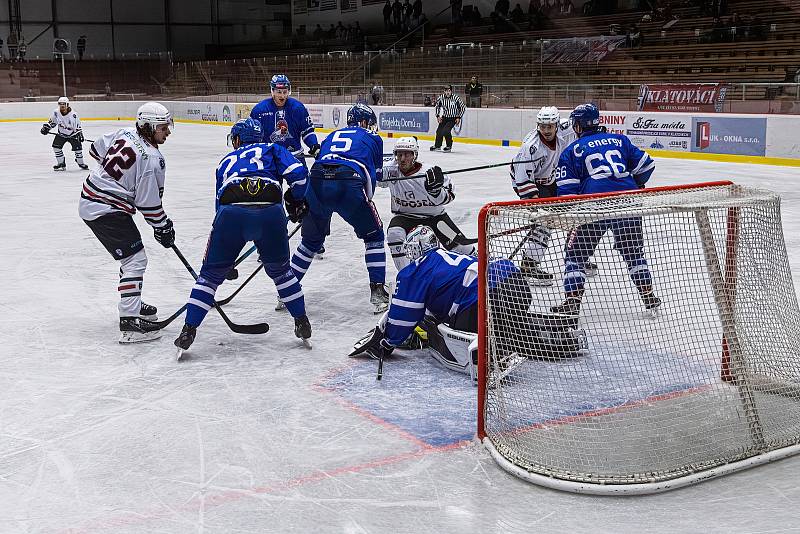 Hokejisté SHC Klatovy (na archivním snímku hráči v bílých dresech) podlehli Táboru (modří) i podruhé v sezoně. Znovu výsledkem 1:5, tentokrát však na jeho ledě.