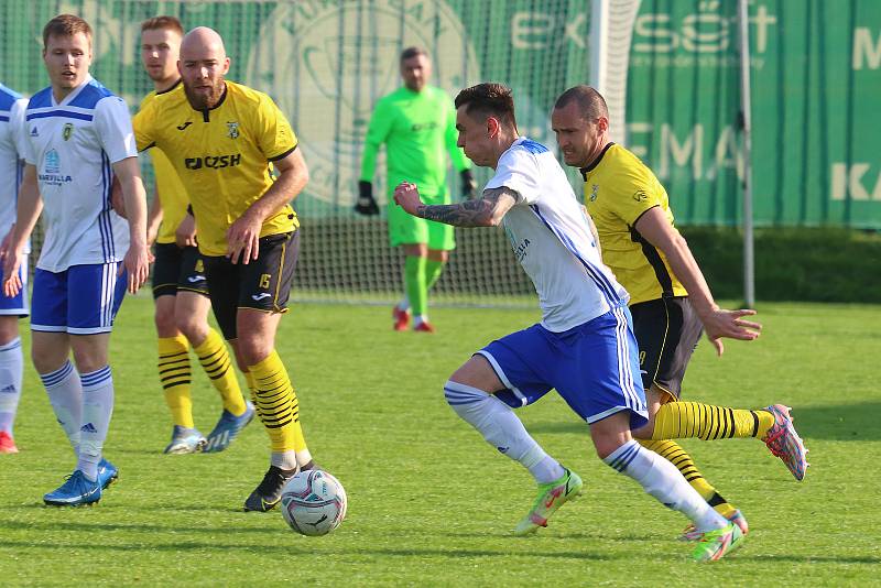 Fotbalisté Baníku Stříbro (na archivním snímku hráči v bílých dresech) porazili v odvetě FK Žákava 2:1 a radují se z udržení krajského přeboru.