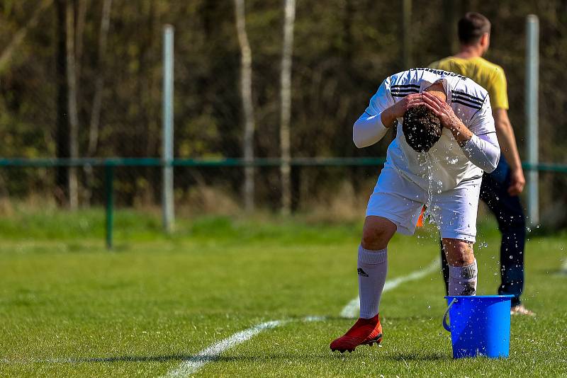 Fotbalisté TJ Žichovice (na archivním snímku hráči v bílých dresech) podlehli ve 24. kole III. okresní třídy TJ Sokol Běšiny 0:2.