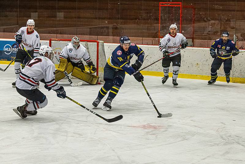 SHC Klatovy (na archivním snímku hokejisté v bílých dresech) v sobotu proti Stadionu Vrchlabí nehrál. Toho využil Jablonec, který prohrál v Chebu po nájezdech, ale díky získanému bodu Západočechy v tabulce přeskočil.