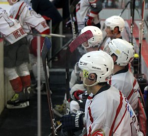 Hokejisté Malé Vísky (na archivním snímku hráči v bílých dresech) prohráli s Rokycany i podruhé a v play-off krajské soutěže skončili před branami finále.