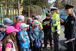 ŠKOLÁCI dostali od policistů nejen rady, ale i dárky.