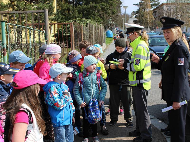 ŠKOLÁCI dostali od policistů nejen rady, ale i dárky.