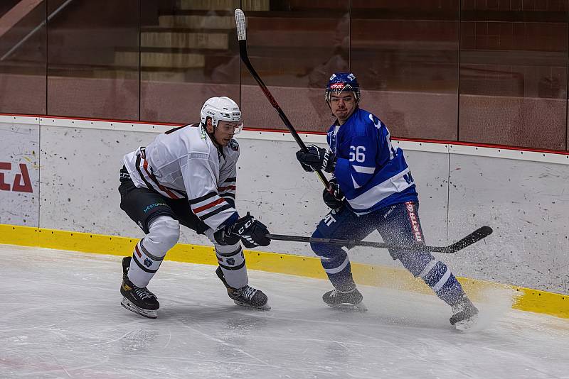 Hokejisté SHC Klatovy (na archivním snímku hráči v bílých dresech) podlehli Táboru (modří) i podruhé v sezoně. Znovu výsledkem 1:5, tentokrát však na jeho ledě.