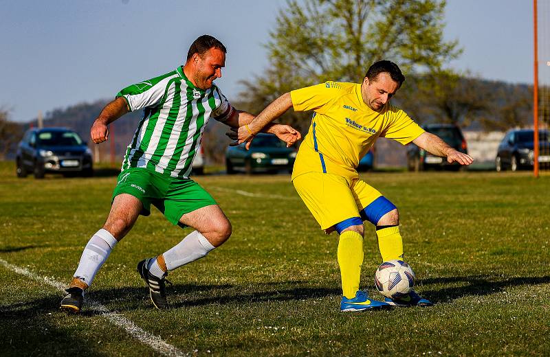 Fotbalisté Budětic (na archivním snímku hráči ve žlutých dresech) deklasovali Velké Hydčice 5:0 a na jaře jsou stoprocentní. I když ne až tak úplně...