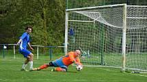 Fotbalisté TJ Měcholupy (na archivním snímku hráči v černých dresech) porazili ve 2. kola Poháru PKFS Baník Stříbro 4:0 a slaví postup do další fáze soutěže.