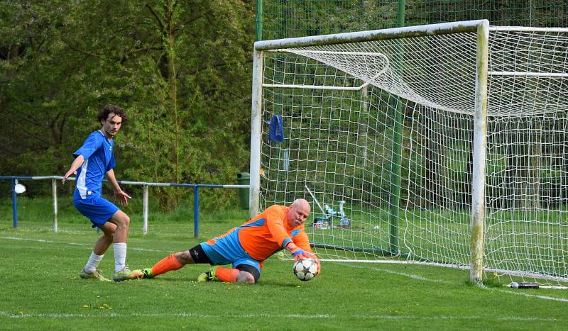 Fotbalisté TJ Měcholupy (na archivním snímku hráči v černých dresech) porazili ve 2. kola Poháru PKFS Baník Stříbro 4:0 a slaví postup do další fáze soutěže.