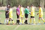 IV. třída: Neznašovy (ve žlutém) - Měčín B 0:2.