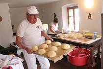Pečení v historické peci s mistrem pekařem Augustinem Sobotovičem v muzeu v Nezdicích na Šumavě