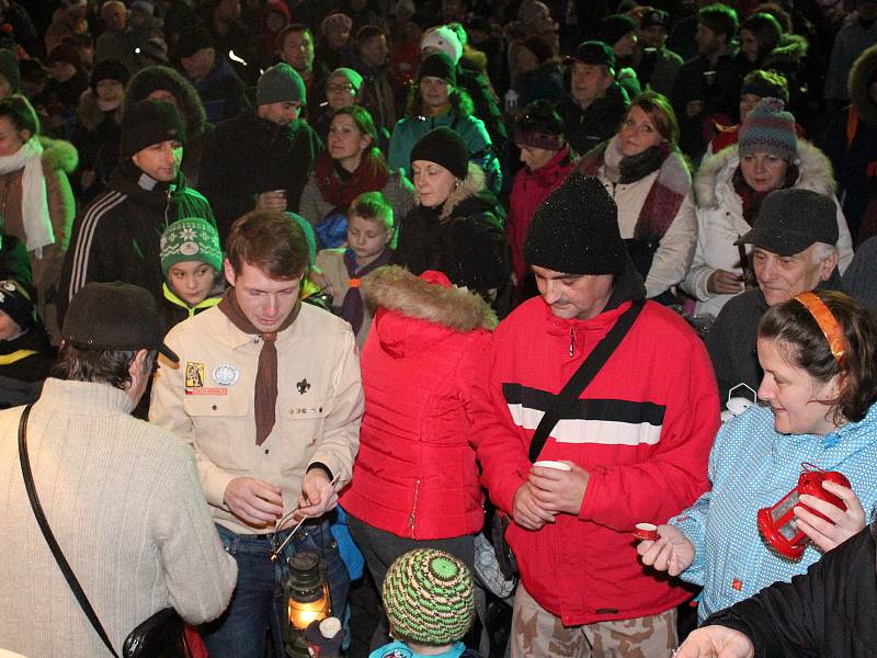 Skauti rozdávali v Klatovech Betlémské světlo.