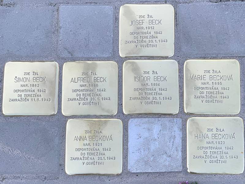 Pokládání Stolpersteinů v Bezděkově.