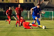 Fotbalisté TJ Sušice (na archivním snímku hráči v modrých dresech) porazili na domácím hřišti poslední Staňkov těsně 3:2.