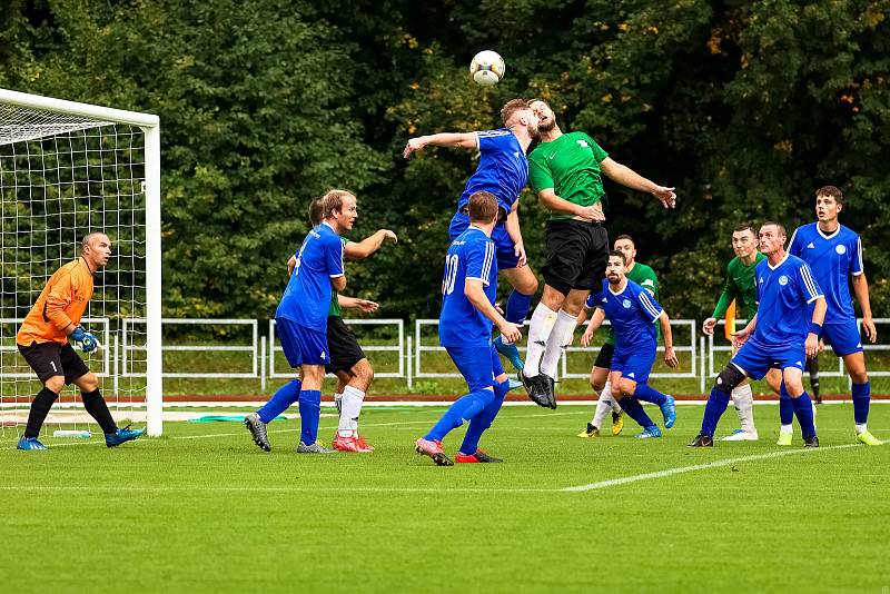 Fotbalisté TJ Sušice (na archivním snímku hráči v modrých dresech) prohráli se Smíchovem, nováčkem krajské I. A třídy z Plzně, 1:2.