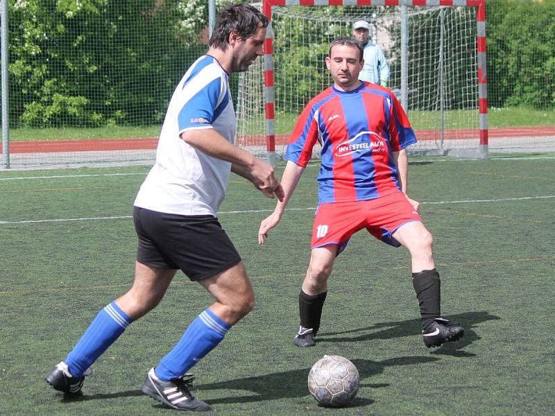 Klatovská liga v malé kopané mužů: Magic Klatovy (v červeno-modrém) - TJ Klatovy Lorenc 04  2:1.